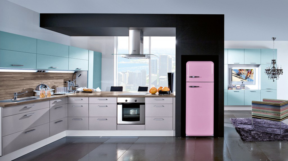 Une Cuisine Rose Avec Un Frigo Bleu Et Un Frigo Rose Avec Une