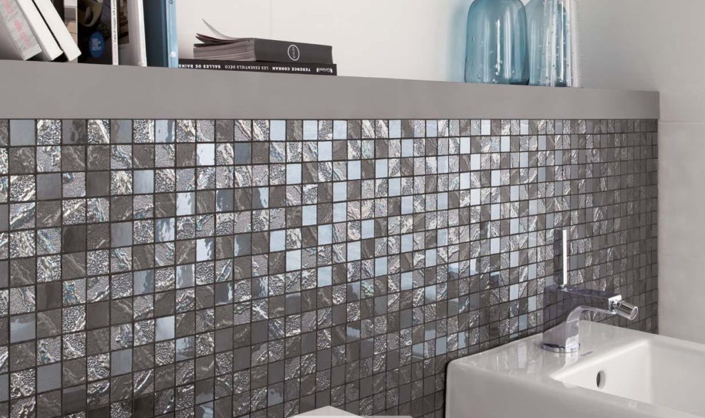 Déco salle de bains la pose de carreaux de mosaïque