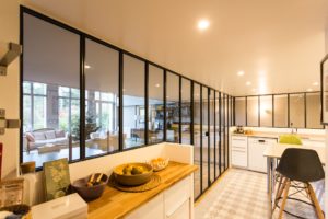 Aménagement cuisine la tendance verrière d’intérieur