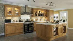 Homestaging le meuble en chêne de cuisine à remettre au goût du jour